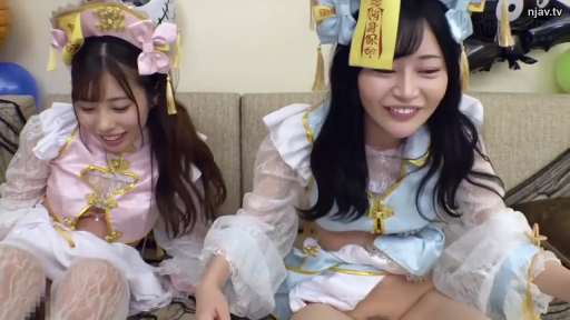 室内 · 坐姿 · 中景 · 微笑 · 双人 · 下体露出 · 符咒 · 僵尸Cosplay服