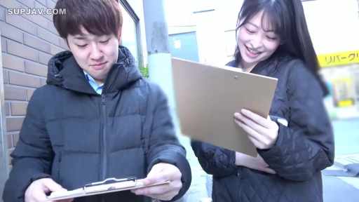 站立 · 微笑 · 街道 · 户外 · 采访 · 写字板 · 冬装