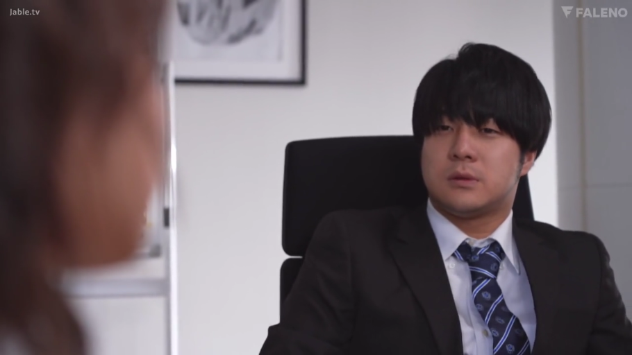 坐姿 · 严肃 · 办公室 · 办公椅 · 面部特写 · 对视 · 西装