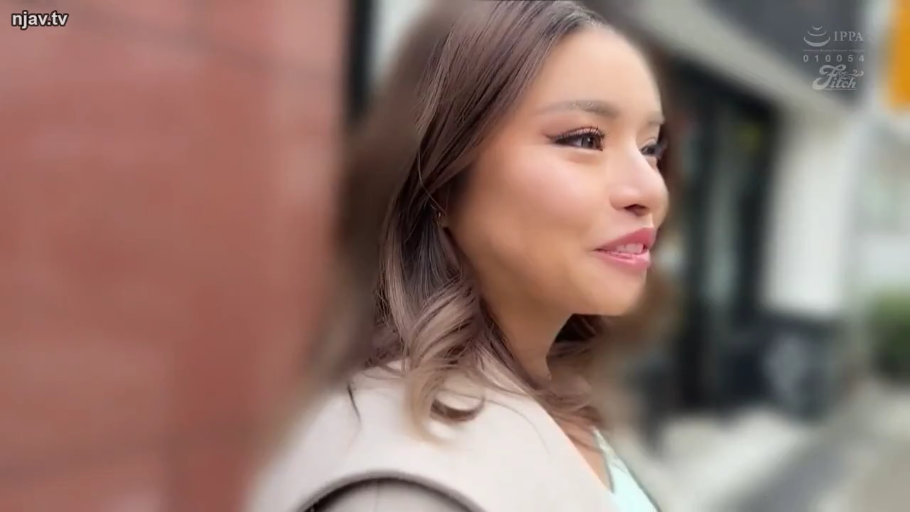 Close-up of the face · Outdoor · 浅色外套 · 侧姿