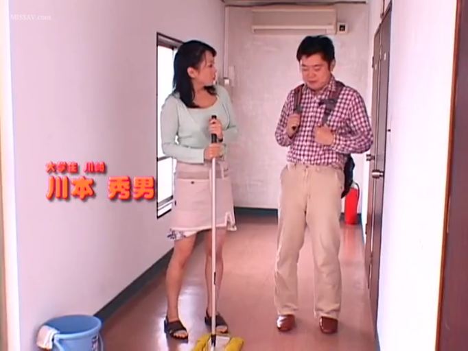 胸部 · 微笑 · 项链 · 床上 · 特写 · 凝视 · 卧姿 · 上裸