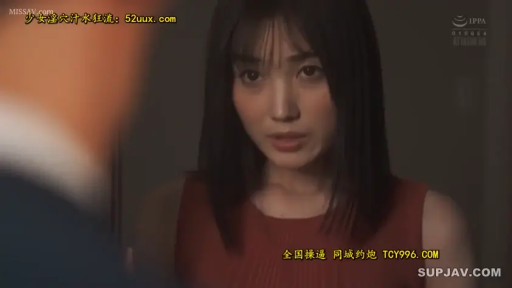 室内 · 真剣 · 顔部のクローズアップ · 站立 · 注視 · 无袖上衣 · 動画のスクリーンショット