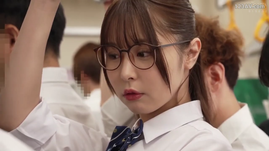 眼镜 · 站姿 · 平静 · 面部特写 · 制服 · 乘车 · 痴汉 · 电车