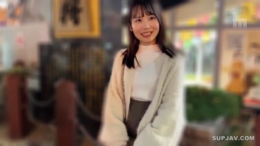 室內 · 站立 · 擺拍 · 微笑 · 半身 · 针织衫 · 生活照