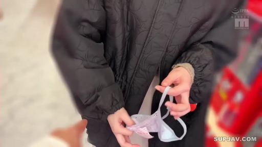 室內 · 第一人稱視角 · 站立 · 丁字褲 · 手部 · 展示内衣 · 黑色羽绒服