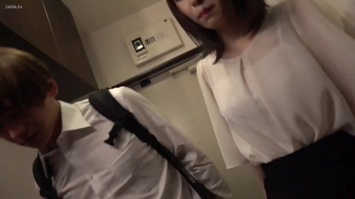 Indoor · Medium shot · 平静 · Corridor · 行走 · 背包 · 职业白衬衫 · 擦肩而过