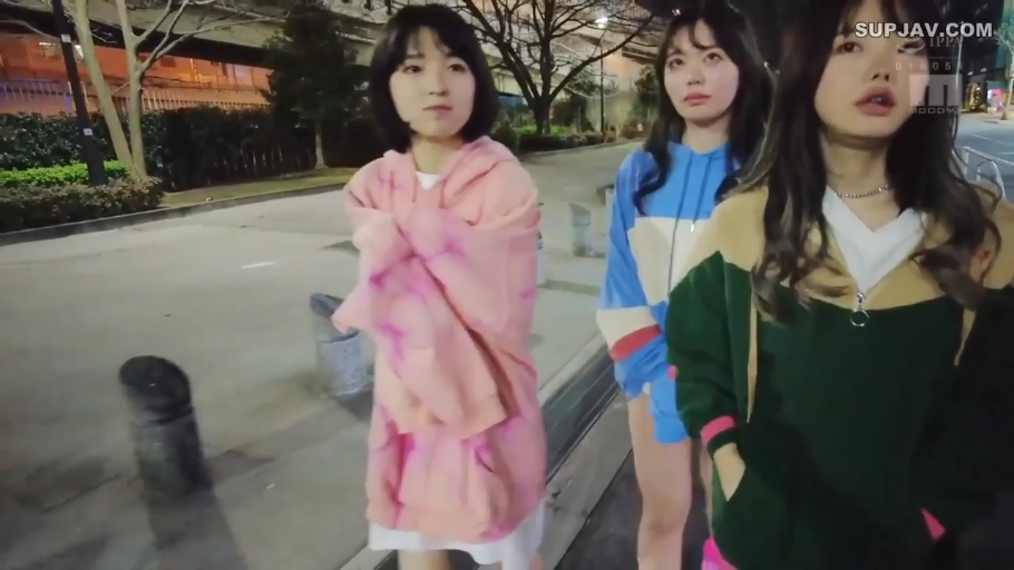 坐姿 · 办公室 · 中景 · 电脑 · 忍耐 · 黄色无袖上衣 · 职场骚扰 · 摸肩