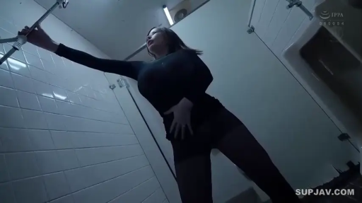 全身 · 站立 · 录制视频 · 黑色紧身衣 · 仰视视角 · 公共厕所 · 冷静 · 自拍杆