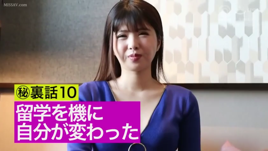 Indoor · Sitting Posture · Medium shot · Smile · Facing the camera · Mature woman · Text Signboard · 蓝色深V上衣