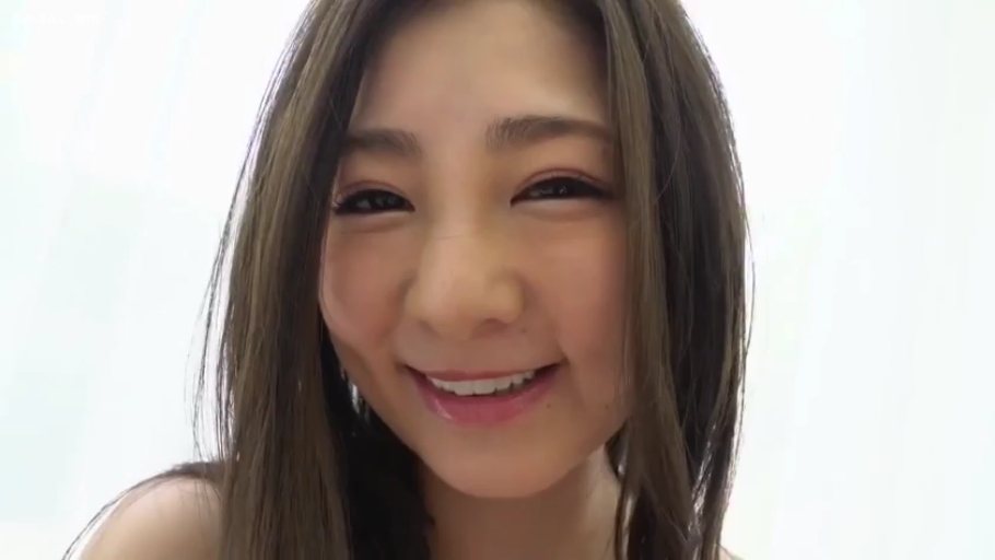 室内 · 面部 · 微笑 · 长发 · 裸露 · 开朗 · 正对镜头