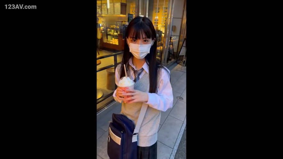 站立 · 半身 · JK制服 · 戴口罩 · 户外街头 · 亚洲 · 饮料 · 拿饮料