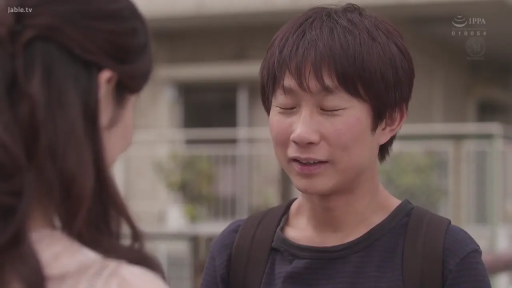 室内 · 站立 · 耳环 · 面部特写 · 害羞 · 蕾丝上衣 · 低头微笑