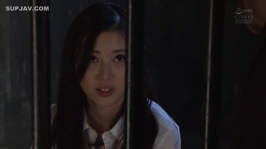 坐姿 · 面部 · 白衬衫 · 凝视 · 牢房 · 担忧 · 铁栏杆