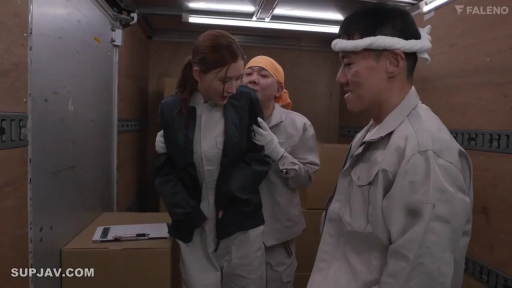 全身 · 站立 · 劇情 · 纸箱 · 工作服 · 糾纏 · 不安 · 货舱