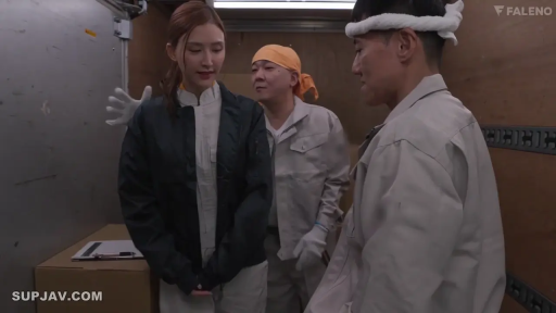 指派 · 站立 · 自然 · 文件夹 · 头巾 · 多人场景 · 三人中景 · 货车内部