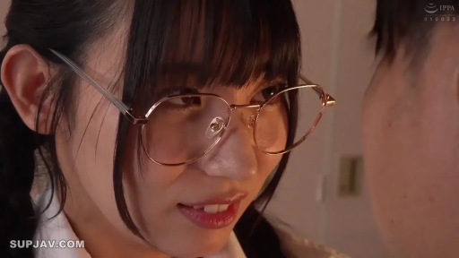 室内 · メガネ · 顔部のクローズアップ · 白衬衫 · 微笑 · 注視 · 对视 · 高画质