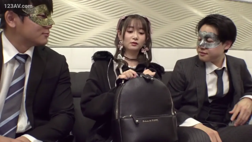 沙发 · 坐姿 · 翻找背包 · 平淡 · 剧情 · 中景 · 黑色外套 · 眼罩面具