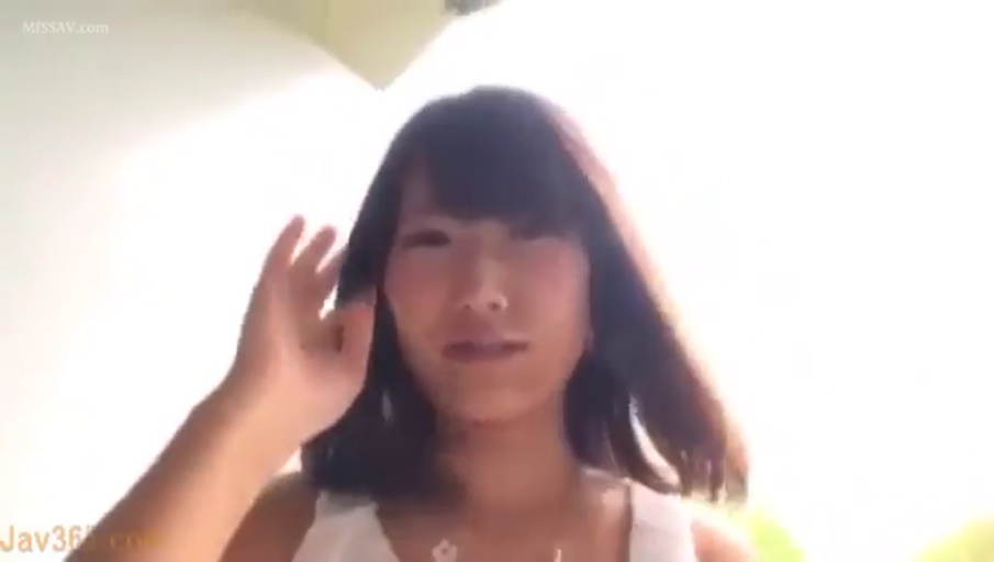 室内 · 站姿 · 面部特写 · 白色吊带背心