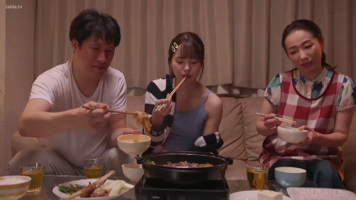 坐姿 · 自然 · 客廳 · 多人 · 餐具 · 圍裙 · 聚餐