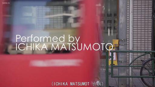 站立 · 字幕 · 平静 · 休闲装 · 看手机 · 户外 · 背包