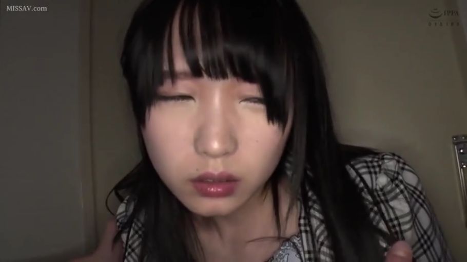 室内 · 俯身 · 脸部特写 · 格纹衫