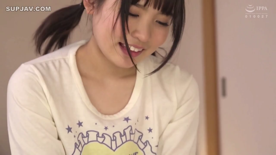 室内 · 俯身 · 脸部特写 · 微笑 · 休闲装 · 双马尾 · 注视下方