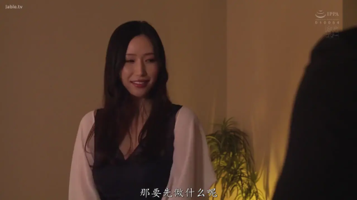 室内 · 站立 · 微笑 · 半身 · 中文字幕 · 对视 · 黑色连衣裙 · 绿植