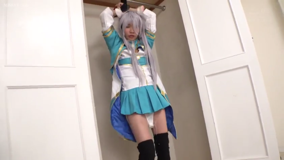 衣柜 · 中景 · 黑色长袜 · 晾衣杆 · 痛苦委屈 · 站立且双手被吊起 · 被捆绑悬挂 · 兽耳装饰