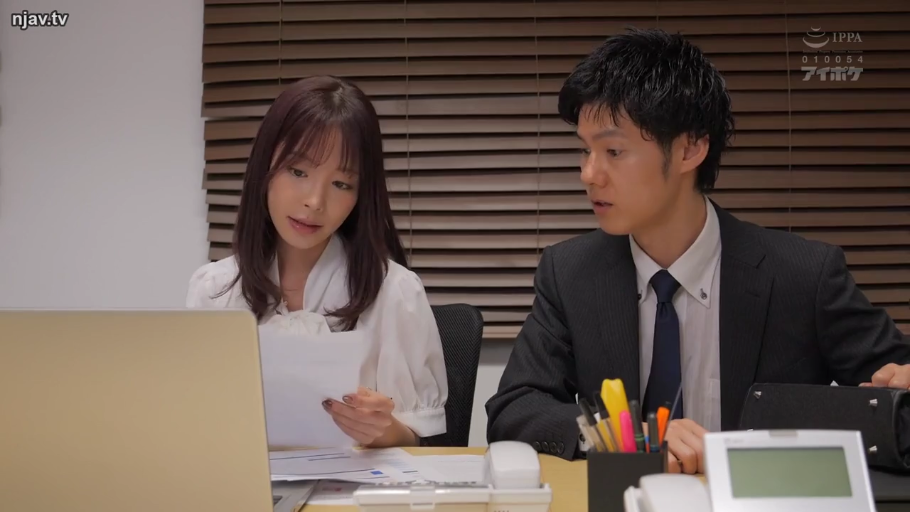 Sitting Posture · 专注 · 办公室 · Medium shot · Business attire · Laptop · 办公 · 同事