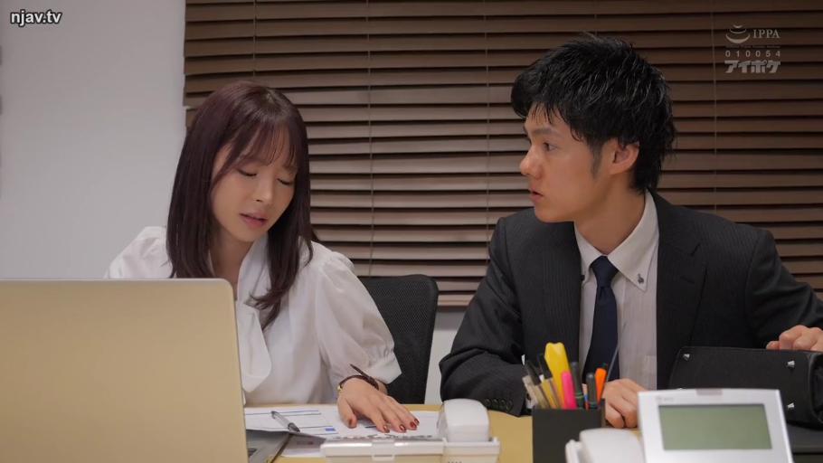 坐姿 · 专注 · 办公室 · 中景 · 电脑 · 交流 · OL职业装 · 同事