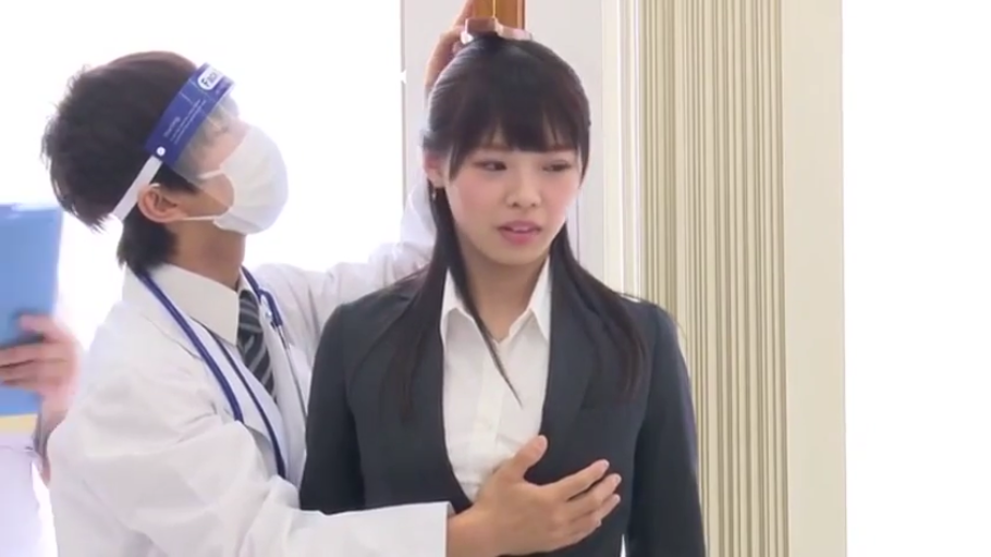 角色扮演 · 站姿 · 半身特写 · 职业装 · 尴尬 · 医务室 · 身高计 · 摸胸