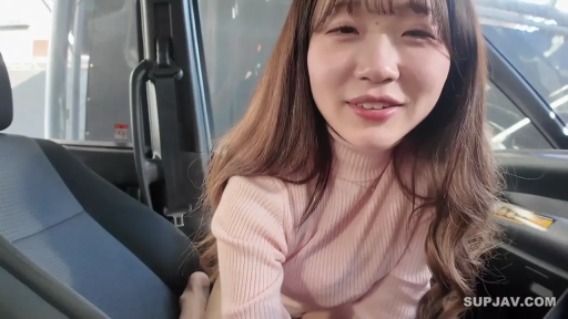 俯身 · POV视角 · 车内 · 近景 · 笑容 · 互动 · 汽车座椅 · 粉色毛衣