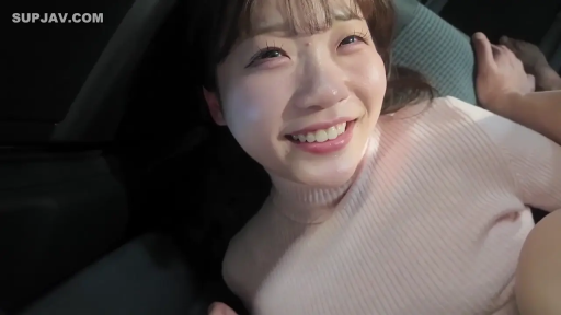 顔部のクローズアップ · 微笑 · 仰臥 · 对视 · ピンクのニットセーター · 轿车内