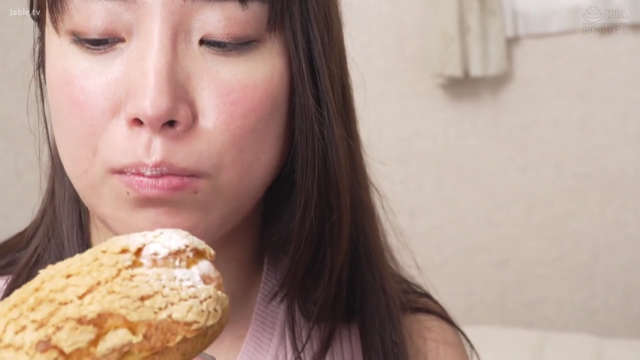 室内 · 专注 · 脸部特写 · 正面 · 粉色无袖上衣 · 吃东西 · 泡芙 · 嘴边奶油