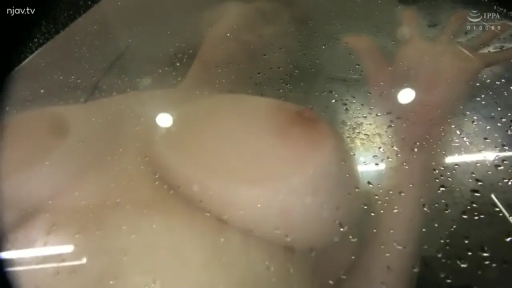 全裸 · 浴室 · 洗澡 · 水滴 · 乳房特写 · 玻璃 · 贴玻璃