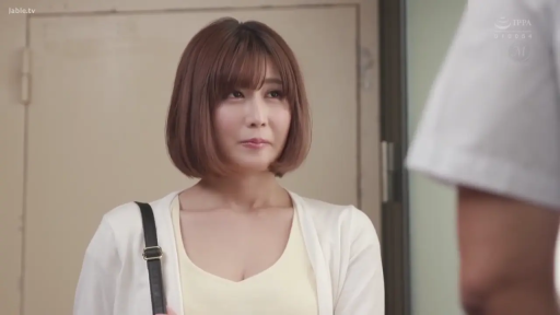 室内 · 站立 · 微笑 · 半身特写 · 注视 · 挎包 · 白色开衫 · 剧情截图