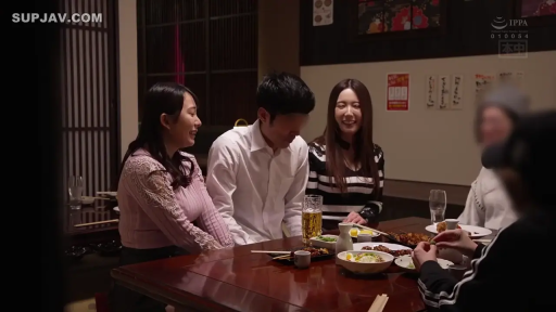 坐姿 · 中景 · 便服 · 多人 · 笑容 · 饮酒 · 居酒屋 · 餐具