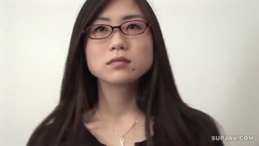 室内 · 面部 · 眼镜 · 平静 · 注视 · 正面 · 黑色上衣