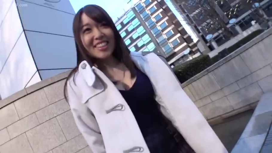 站立 · 微笑 · 半身 · 对视 · 户外 · 街头 · 白色大衣