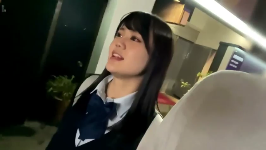 室内 · 深色领结 · 脸部特写 · 专注神情