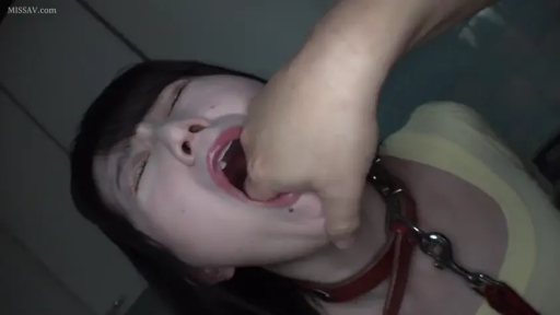 室内 · 嘴部 · 仰头 · 痛苦 · 调教 · 项圈 · 黄色背心 · 塞手入嘴