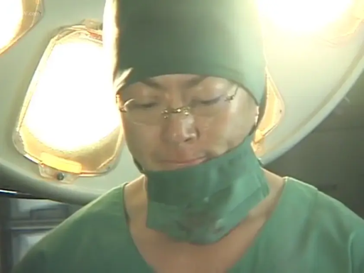 真剣 · 面部 · ロールプレイング · 站立 · 手术室 · 手术灯 · 手术服 · 进行手术