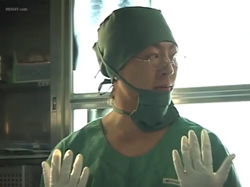 真剣 · メガネ · 站姿 · 半身特写 · 凝視 · 医務室 · 手袋 · 手术服