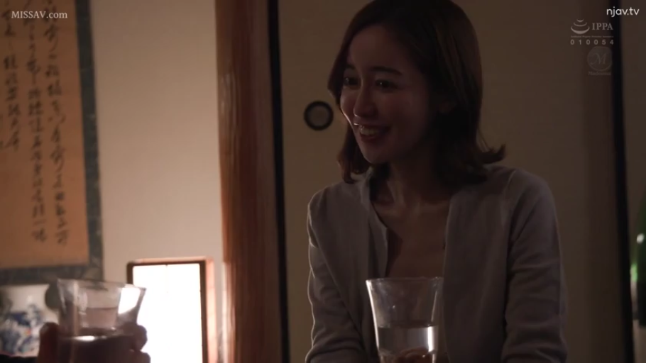 坐姿 · 交谈 · 面部 · 和室 · 微笑 · 浅色上衣 · 玻璃杯 · 成年女性