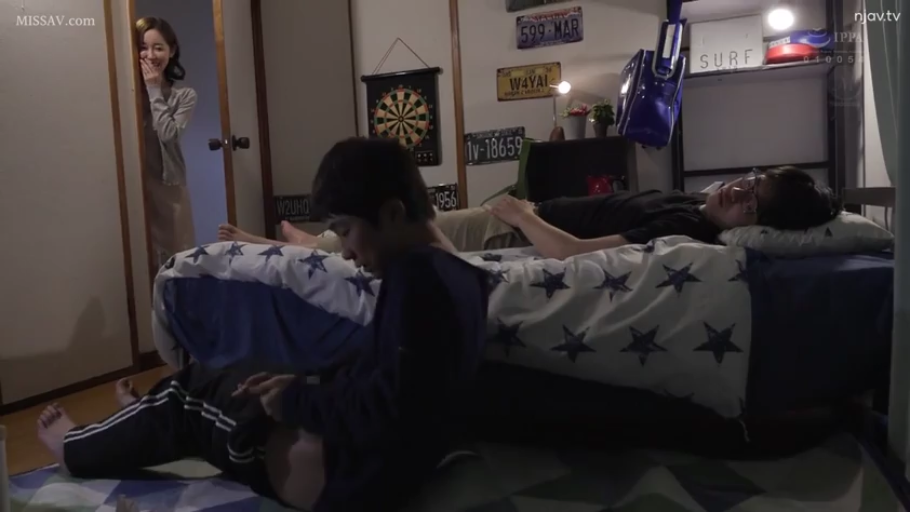卧室 · 微笑 · 床 · 仰卧 · 足部 · 破洞丝袜 · 足交 · 撕裂丝袜