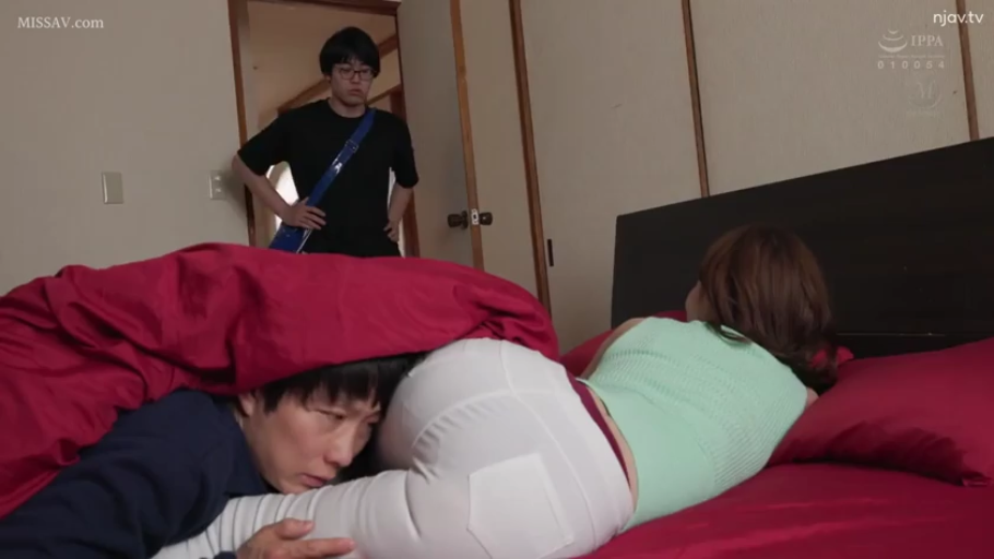 臥室 · 臀部 · 俯臥 · 劇情 · 震驚 · 红色被褥 · 白色緊身褲 · 闻臀