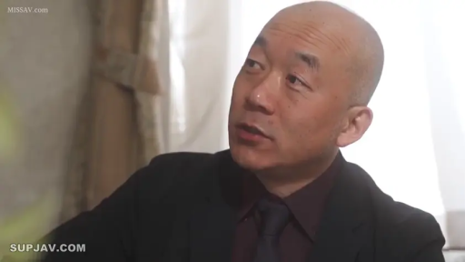 室内 · 座り姿勢 · 真剣 · 顔のクローズアップ · 谈话 · スーツ · 光头