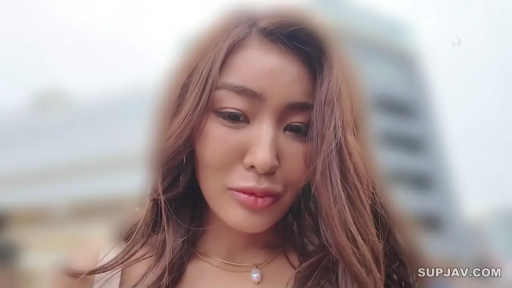 面部 · 站姿 · 微笑 · 项链 · 特写 · 户外 · 便装 · 俯视