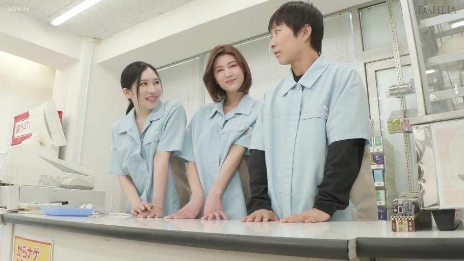 坐姿 · 面部 · 办公室 · 平静 · 交流 · 短发 · 浅蓝色衬衫