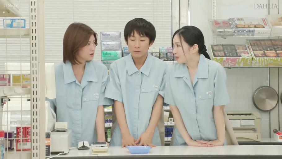 专注 · 站立 · 半身 · 多人 · 谈话 · 便利店 · 收银台 · 浅蓝色制服